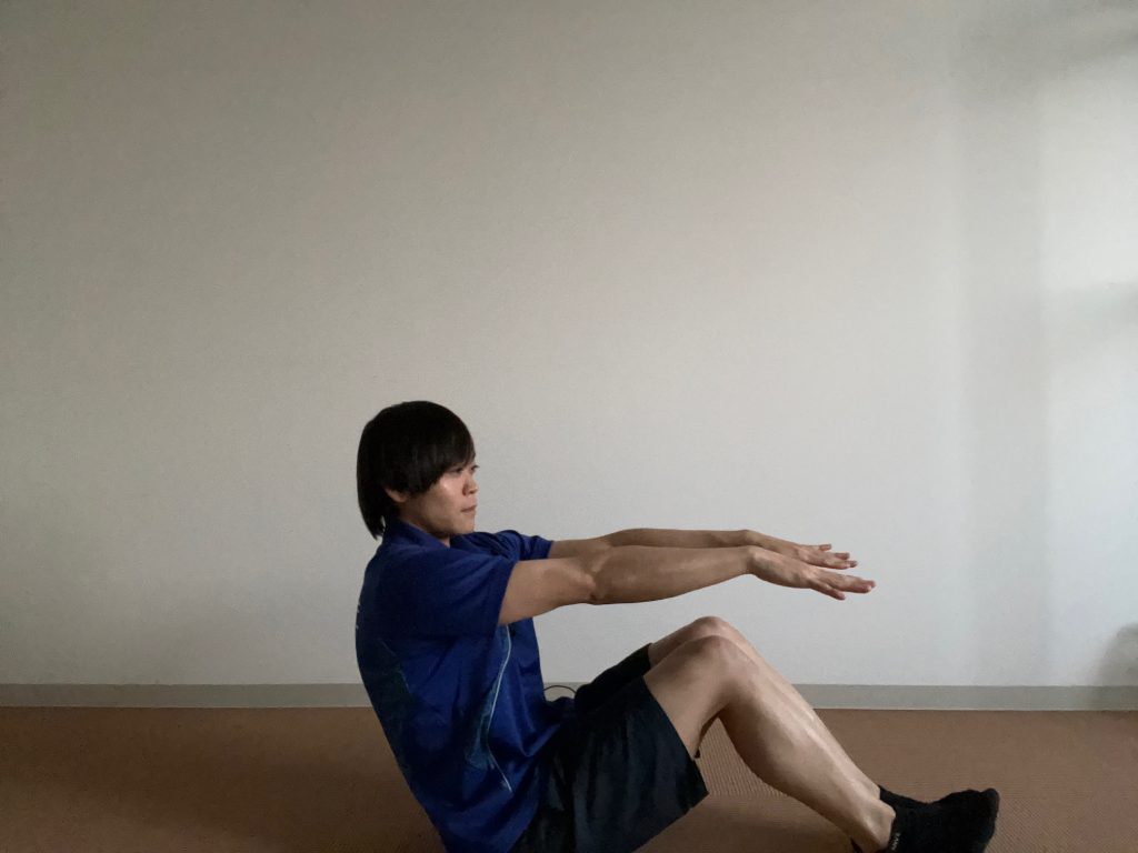 背中を丸めて両腕を肩の前へ